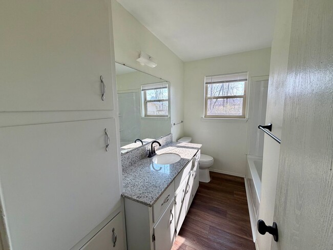 Building Photo - 904 Hillside Dr