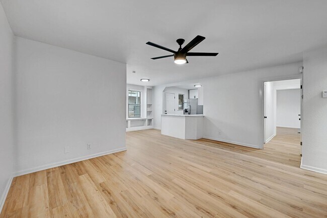 Building Photo - 8 bed 5 Bath house in center of West campus Pre Lease Aug 2026