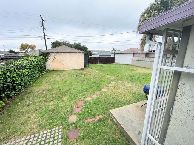 Building Photo - 3bd/1ba home in Rosewood. Huge backyard and 2 car garage!!