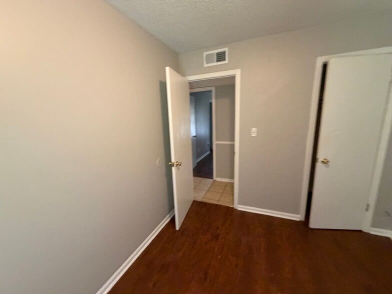 Building Photo - 5071 Gray Dr