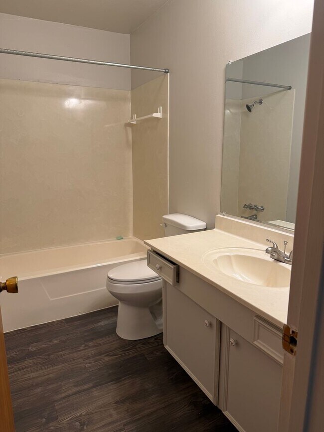 Building Photo - 2 Bedroom/ 2 Bathroom Townhome