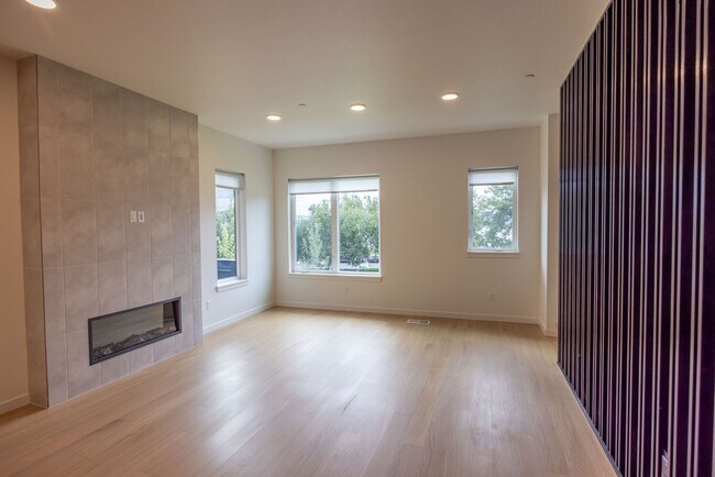 Building Photo - 1716 SE Columbia River Dr