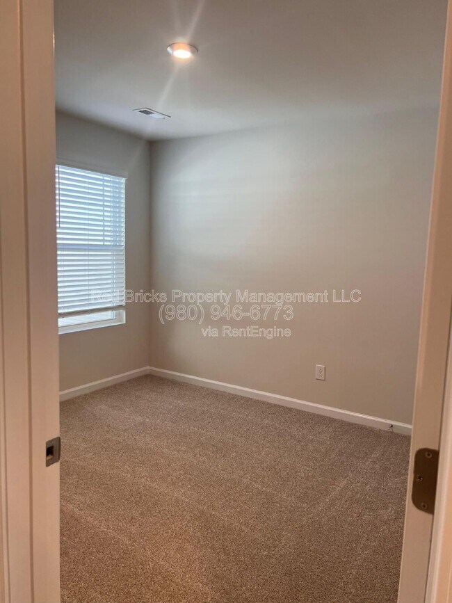 Building Photo - 5108 Carrick St