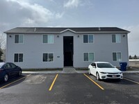 Building Photo - Near New - 2 Bed, 1 Bath Main Level Apartment
