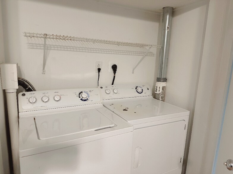 Building Photo - 671 Crest Ln E