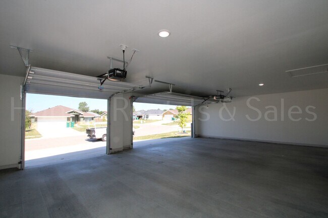 Building Photo - 805 Freedom Cir