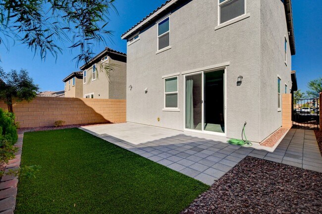 Building Photo - Gorgeous 4 Bedroom, 2 Story Home in SW/Mou...