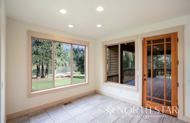 Building Photo - Gorgeous, Gated and Lake Front in Oregon City