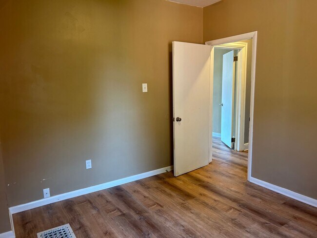Building Photo - Beautiful 3 Bedroom, 1.5 Bath - 2 Car Deta...