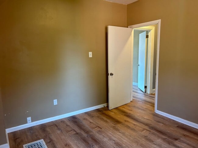 Building Photo - Beautiful 3 Bedroom, 1.5 Bath *2 Car Detac...