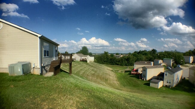 Building Photo - 3 Bed 2 Bath home with pool and lawncare included for $1850!!!