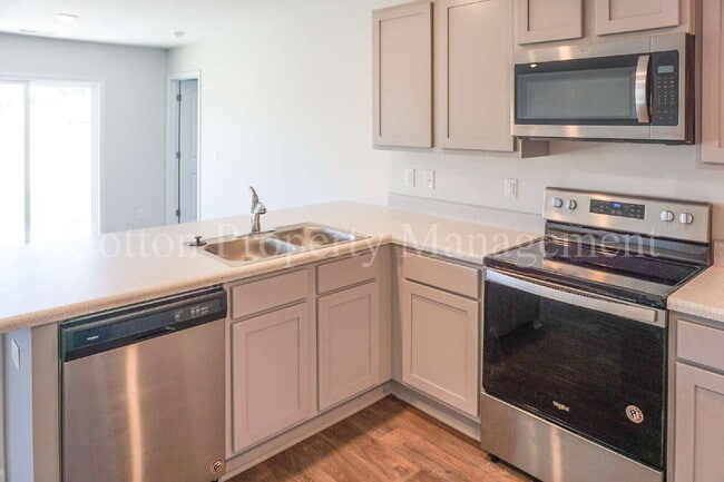 Building Photo - 602 Draymore Dr NE
