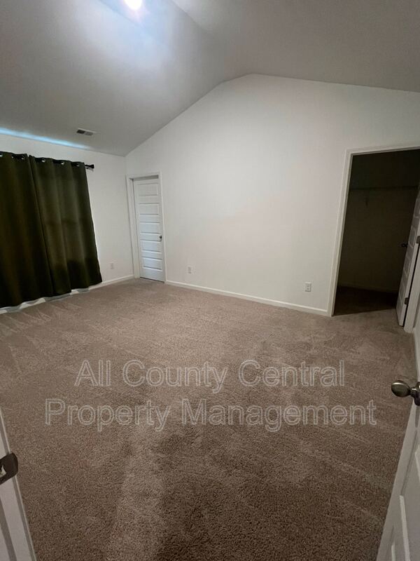 Building Photo - 135 River Birch Ln