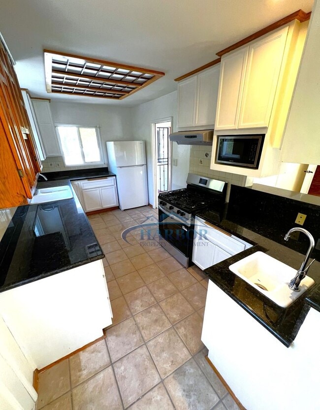 Building Photo - Charming 3 Bedroom 2 Bathroom