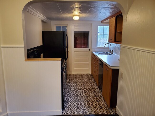 Building Photo - Adorable 2 bedroom with a bonus room!