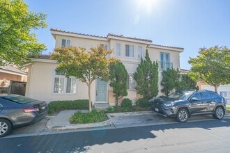 Building Photo - 3-Bedroom Townhome with Community Pool & S...