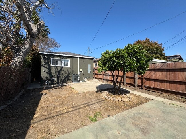 Building Photo - Charming 2bd 1ba