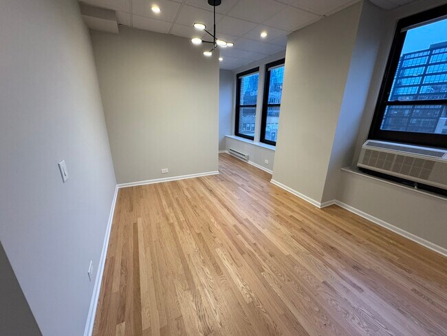 Building Photo - 600 S Dearborn St