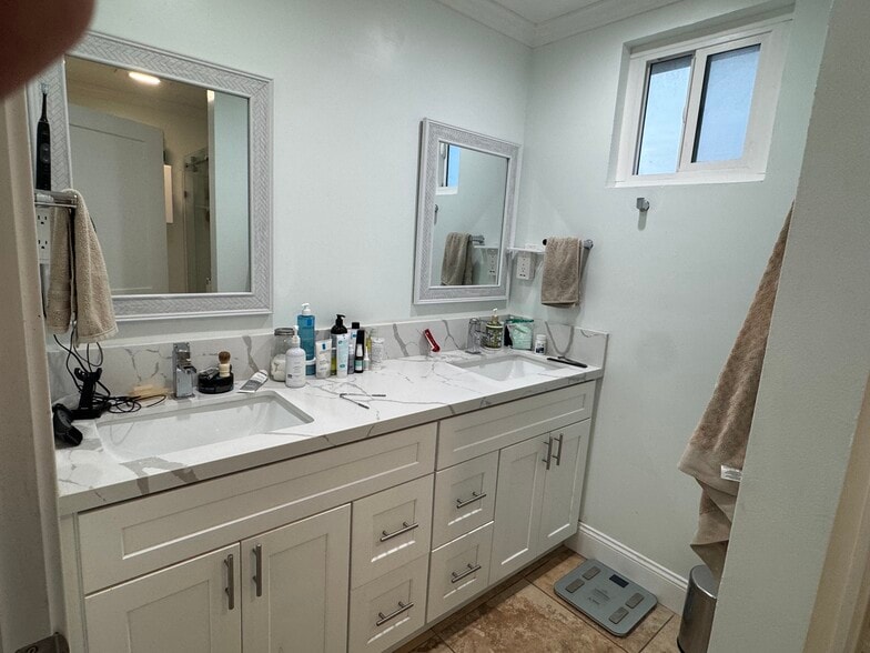 Building Photo - 1042 Garland Dr