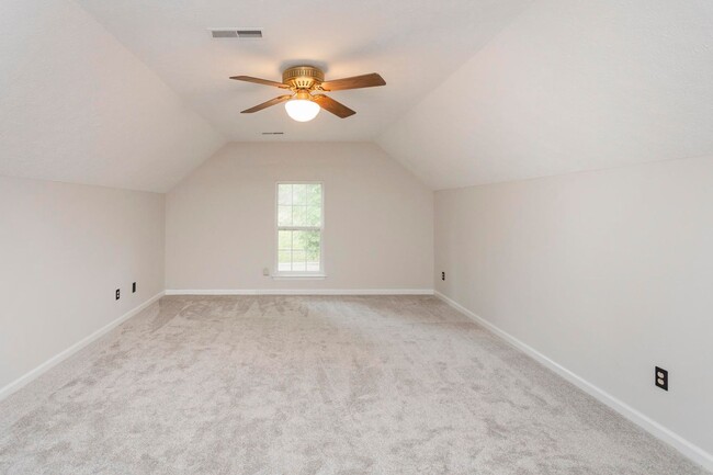 Building Photo - 105 Redbud Dr