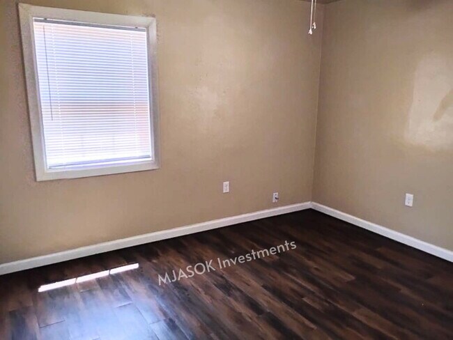 Building Photo - Remodeled 3 Bed / 1.5 Bath with Large Fenced Yard in Lawton