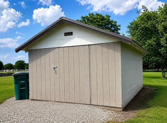 Building Photo - 4 Bedroom, 2 Bath