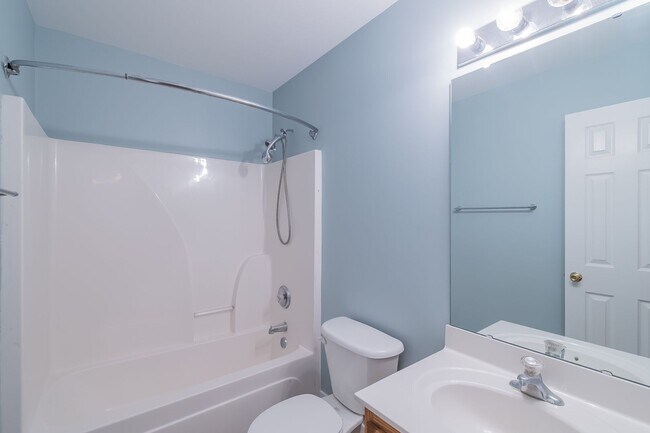 Building Photo - Cozy newly renovated 4 bedroom home on Hic...