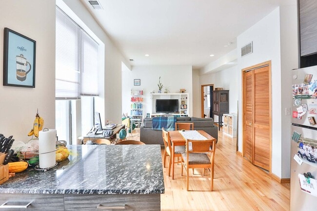 Building Photo - Noble Square Large 2 Bed w/Central Heat & A/C, Only 2 Blocks to the Blue Line, In-Unit Laundry. F...