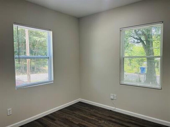 Building Photo - 2/1 Available Now Conveniently Located In ...
