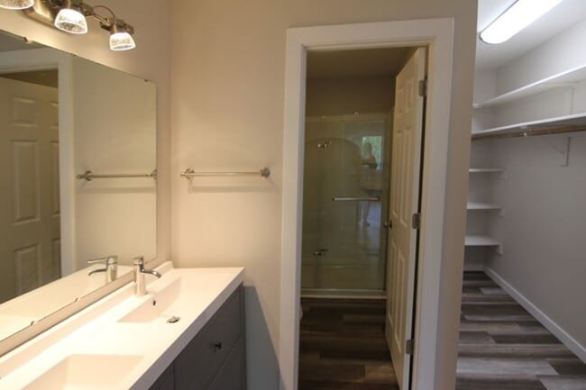 Building Photo - Cozy 2 Bedroom 2 Bath Condo in Iowa City!