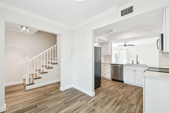 Building Photo - 408 S Arrawana Ave