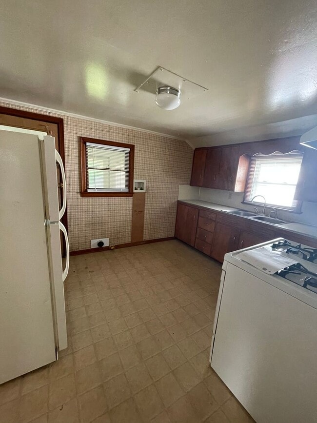 Building Photo - 1-BR Home in Elkhart Across from Weston Park