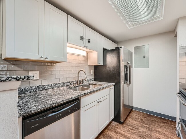 Building Photo - 2 Bed, 2 Bath Condo in Aurora!