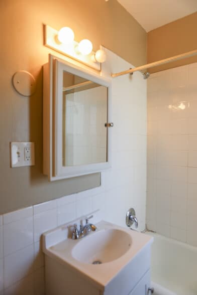 Building Photo - 920 W Eastwood Ave