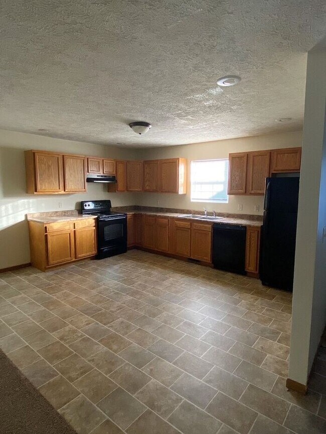 Building Photo - Collett Meadows - Large open floor plan, 4 bedroom Home with 2 baths - PETS WELCOME!