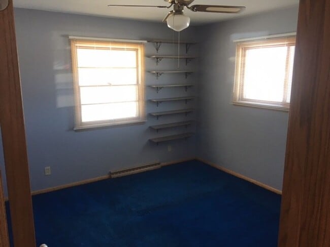 Building Photo - 3 Bedroom Home w/ Attached garage & Large basement. Washer/Dryer Included