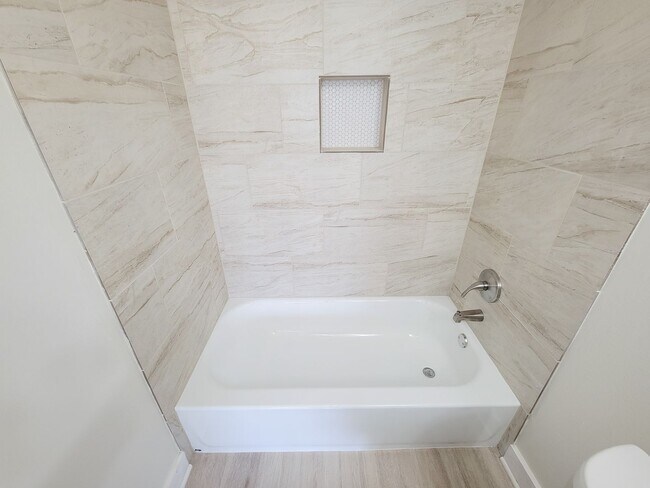 Building Photo - BEAUTIFUL REMODELED 4 BEDROOM 2 BATH HOME IN LAKE JACKSON, TEXAS