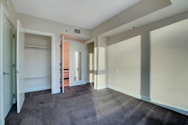 Building Photo - Sky 607-Stunning 2Bd/2Ba Residence