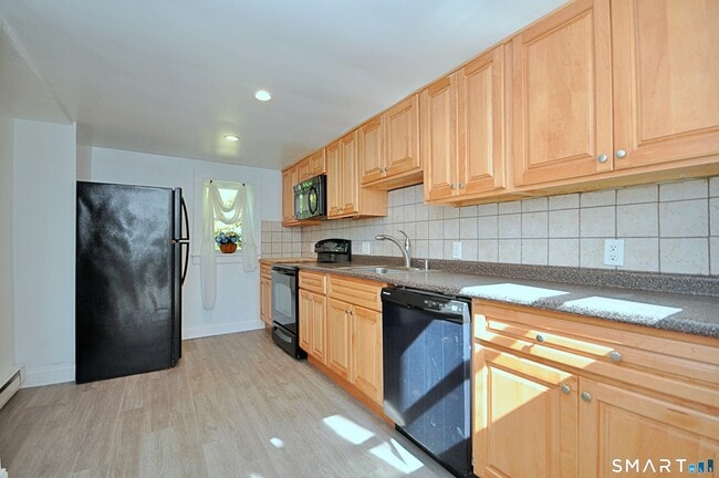Building Photo - 10 Old Hawleyville Rd