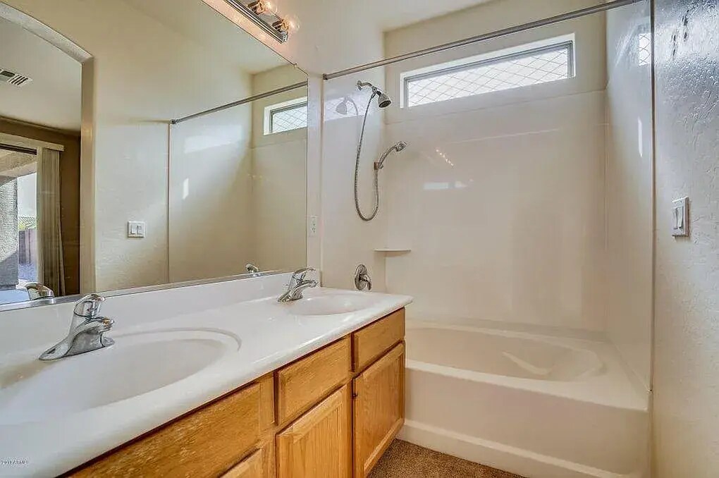 Mater bathroom tub - 3470 E Riopelle Ave