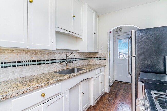 Building Photo - 5930 La Vista Dr