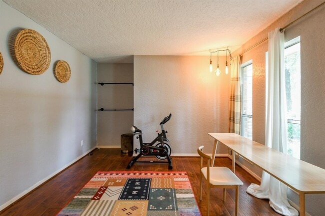 Building Photo - 115 Pine Manor Dr