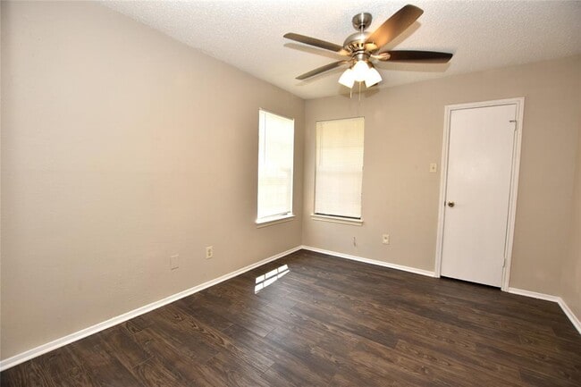Building Photo - 609 Rollingway Dr