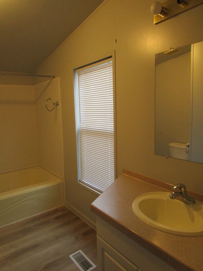 Building Photo - 3 Bedroom, 2 Bathroom Updated Home South o...