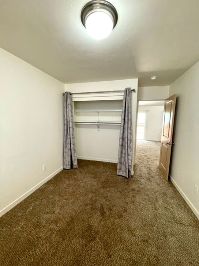 Building Photo - Single level home in NE Bend, close to sho...