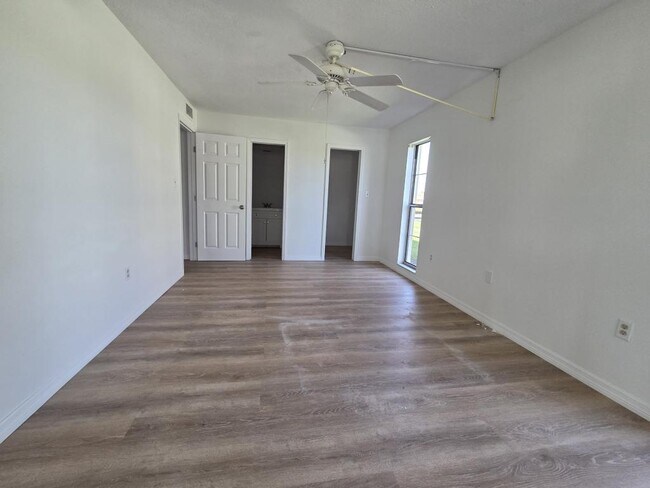 Building Photo - 4812 Jasper Dr