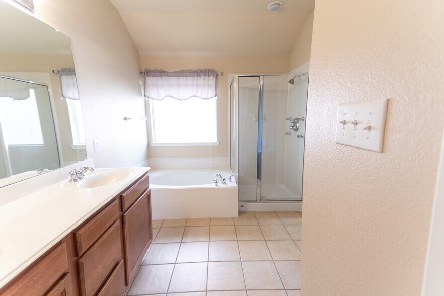 Principle Bathroom - 500 Promise Creek Drive