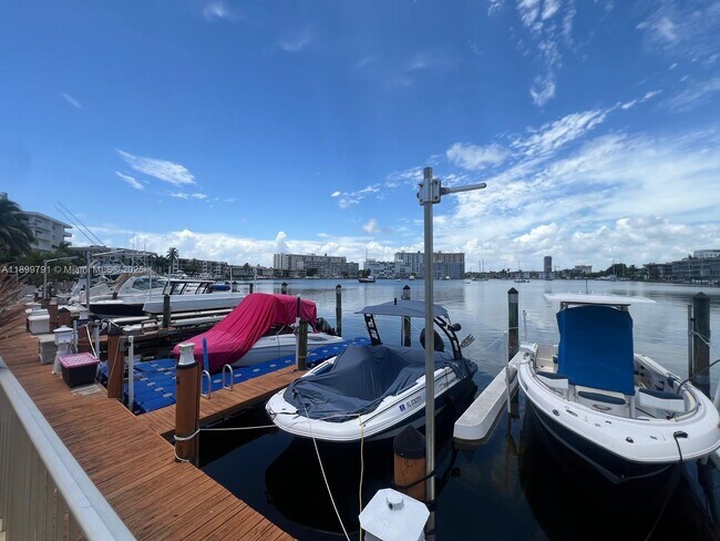 Building Photo - 100 Golden Isles Dr