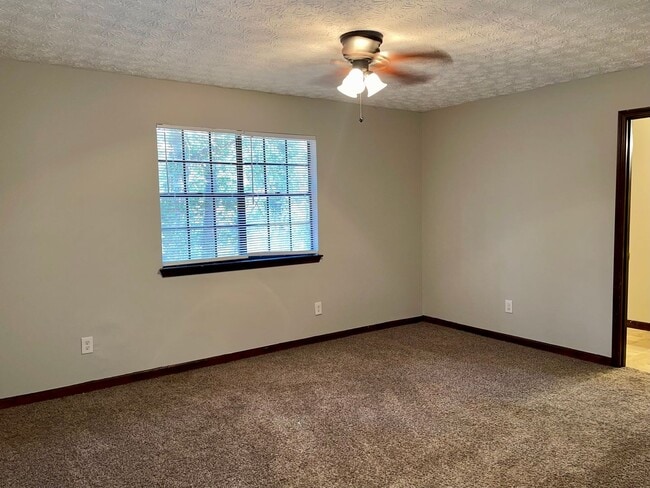 Building Photo - Secluded but Centrally Located 3 Bed/2 Bath Ranch!