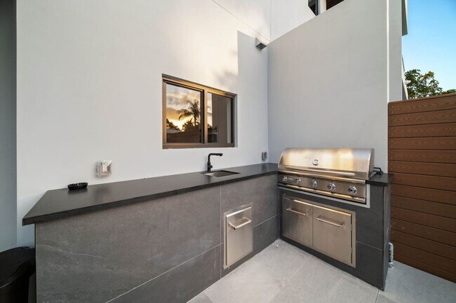 Building Photo - 547 NE 16th Ave